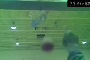 当奥尼尔知道自己被罚款后，表现真是太逗了..演戏才是他的本职吧